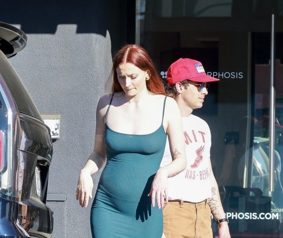 Звезду «Игры престолов» Софи Тернер заподозрили в беременности