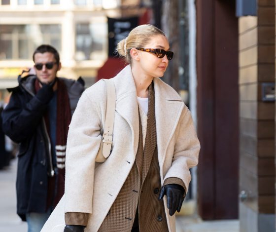 Как составить теплый и стильный образ на зимнюю прогулку: показывает Джиджи Хадид