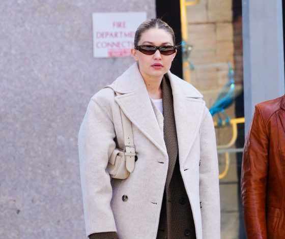 Джиджи Хадид была замечена в аэропорту с дочерью