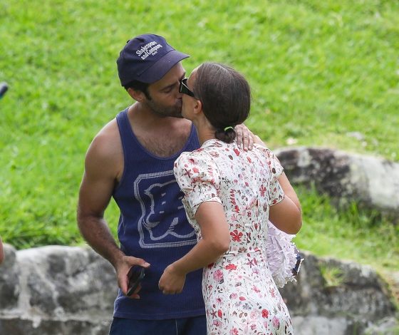 Совсем не скрывают чувств: редкие фото Натали Портман и ее мужа