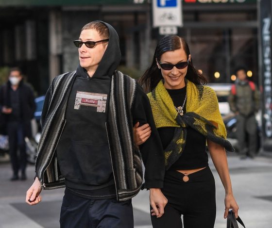 Маленькое клетчатое платье и стеганые сапоги: Белла Хадид вместе с парнем на показе Off-White