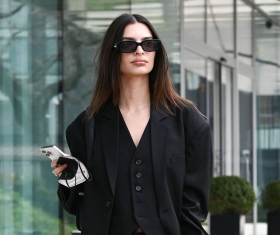 Как выглядеть эффектно в простом пуховике и легинсах — посмотрите на Эмили Ратаковски