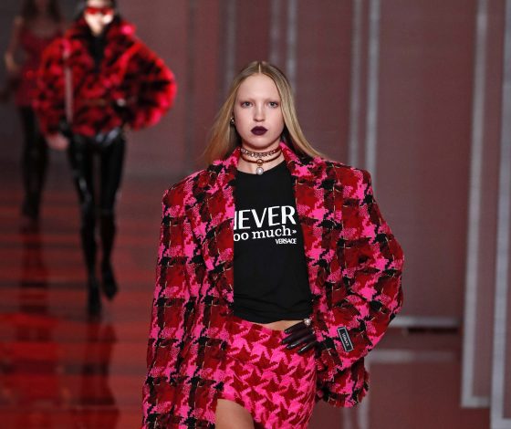 Можно легко перепутать с мамой: 19-летняя дочь Кейт Мосс вышла в мини на показе Versace