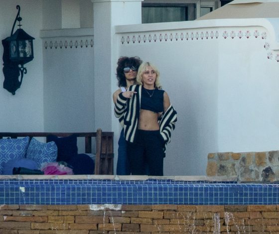 Майли Сайрус отправилась на отдых со своим парнем-рокером