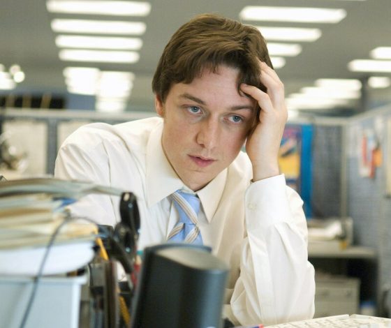 Думскроллинг – это не выход. Почему постоянное чтение новостей вызывает еще большую тревогу?