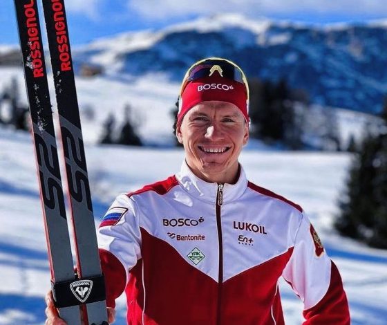 Первое золото у России на Олимпиаде-2022: Александр Большунов занял первое место в скиатлоне