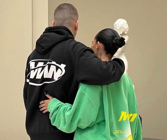 Ты еще успеешь: кроссовки, худи, моносерьги и другие модные варианты для подарка на 23 февраля