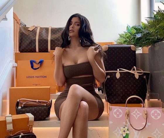 Как, зачем и почему? Кайли Дженнер похвасталась новогодней елкой высотой в два этажа