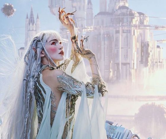 После расставания с Илоном Маском: певица Grimes встречается с трасгендерной девушкой