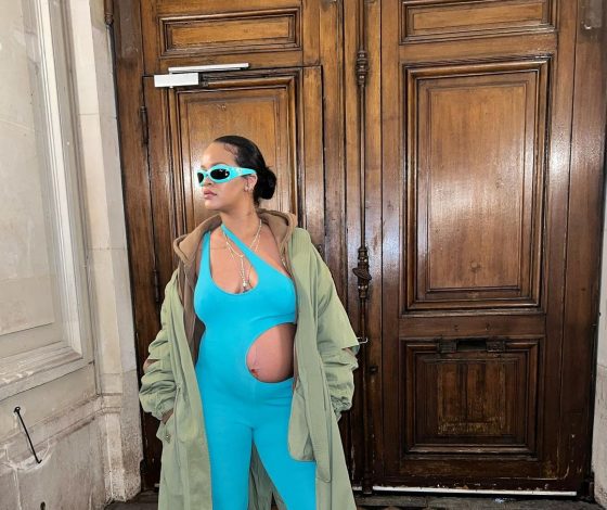 В лазурном комбинезоне с вырезом на талии: как Рианна стала главной звездой Недели моды в Париже