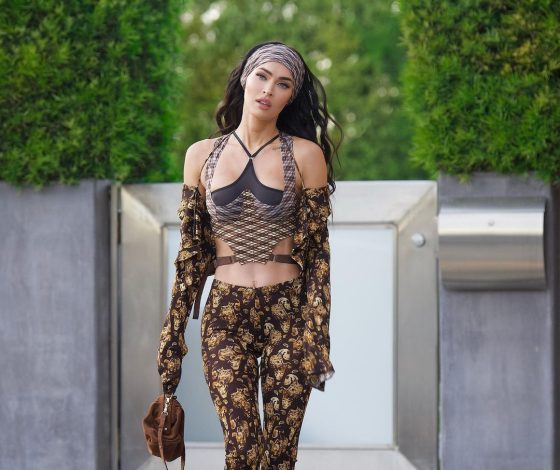 «У каждой бабушки был такой диван»: почему в Сети смеются над последним выходом Меган Фокс