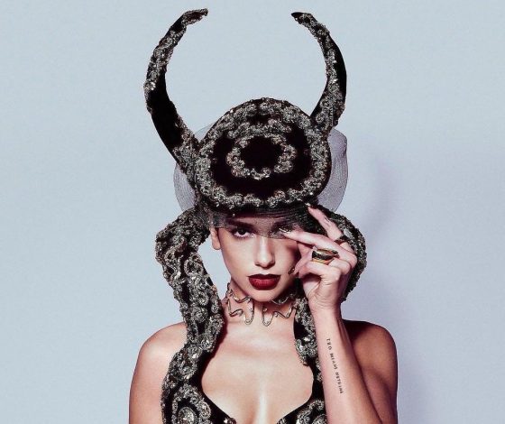 Все внимание только на нее: Дуа Липа в образе кутюрной коллекции Schiaparelli