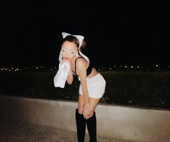 Черное и белое - вовсе не самое скучное сочетание. Ариана Гранде точно уверена в этом