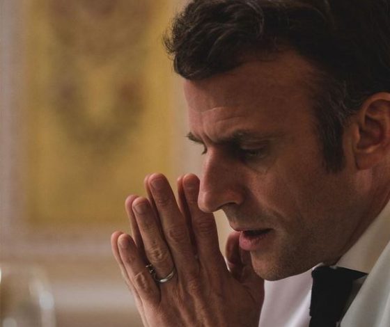 Грустный Макрон: лучшие мемы про президента Франции во время телефонных разговоров