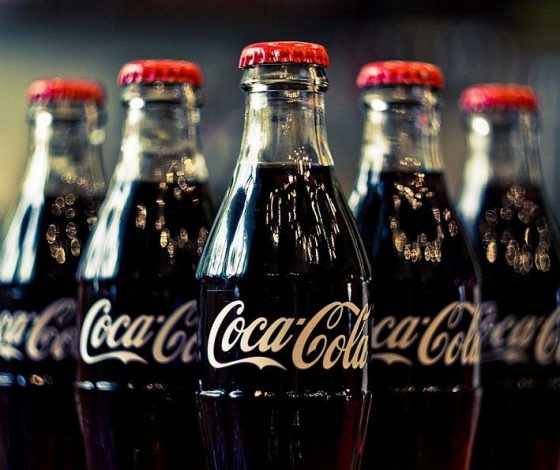 Coca-Cola приостанавливает деятельность в России