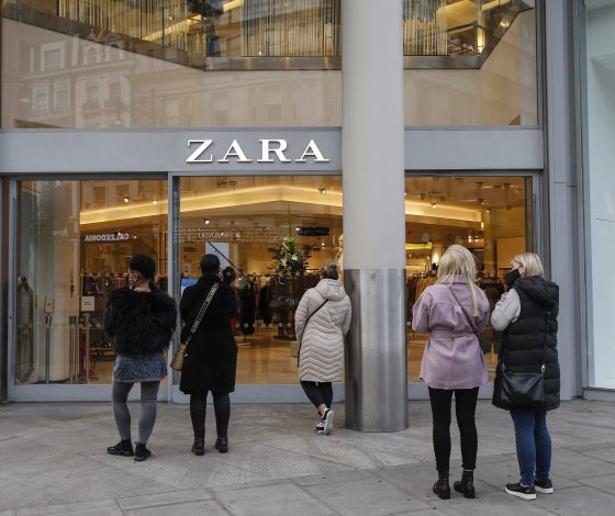 Zara временно останавливает работу своих магазинов в России
