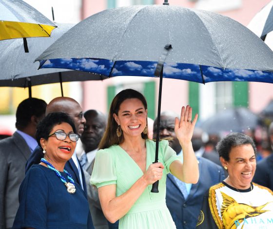 Элегантна даже под дождем: Кейт Миддлтон в воздушном платье мятного цвета