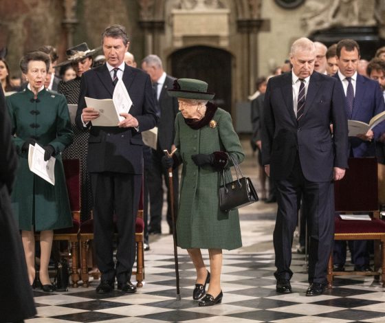 Королева Елизавета II и герцоги Кембриджские на поминальной службе по принцу Филиппу