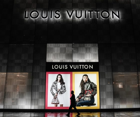 Louis Vuitton, Cartier, Yves Saint Laurent и другие люксовые бренды временно закрывают свои бутики в России