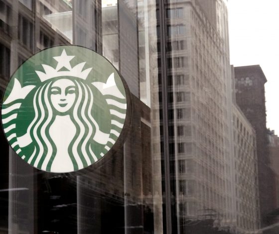 Starbucks приостанавливает работу в России