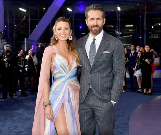 Акцент на декольте: Блейк Лайвли и Райан Рейнольдс на премьере фильма «Проект Адам»