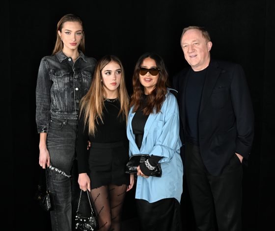 Редкий выход: Сальма Хайек появилась на показе Balenciaga с детьми и мужем