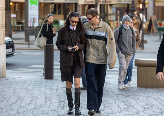 Возвращаемся за парты: Белла Хадид показывает, как носить школьную форму