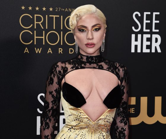 Не оторвать глаз: Леди Гага в золотом платье с глубоким вырезом и длинным шлейфом