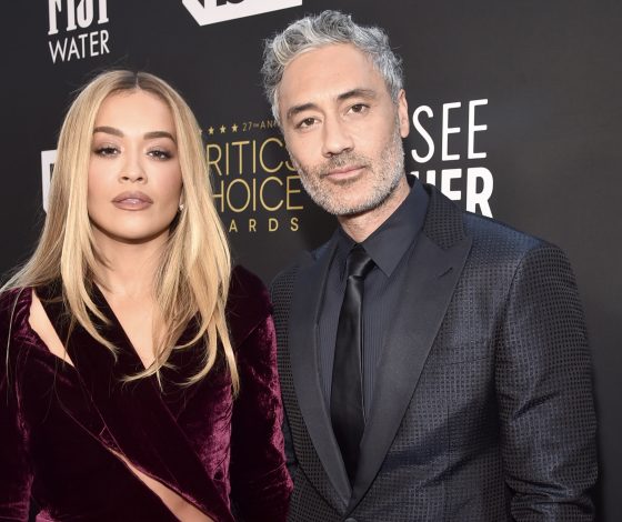 Без стеснений: Рита Ора появилась в платье с откровенными вырезами