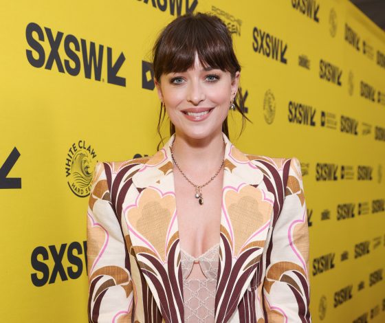 Дакота Джонсон в эффектном платье-жакете с имитацией позвоночника на премьере фильма «В ритме ча-ча-ча»