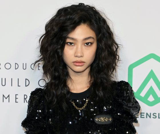 Тысячи пайеток и грубые ботинки: звезда «Игры в кальмара» Чон Хо-ён привлекла все внимание к себе