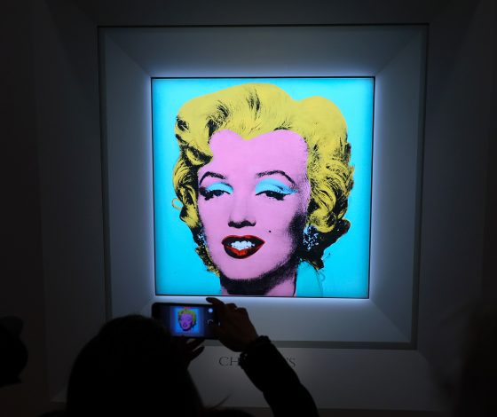 Портрет Мэрилин Монро художника Энди Уорхола ушел с молотка за рекордные миллионы долларов и стал самой дорогой работой XX века