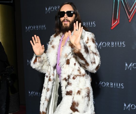 Король эпатажа: Джаред Лето посетил премьеру фильма «Морбиус» в шубе с коровьим принтом и прозрачном топе