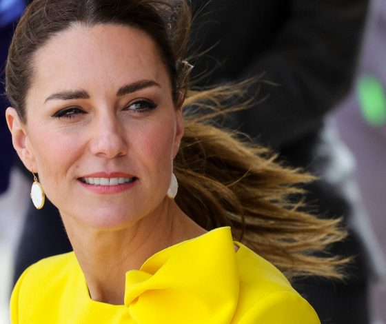 Кейт Миддлтон прилетела на Ямайку в своем самом ярком платье