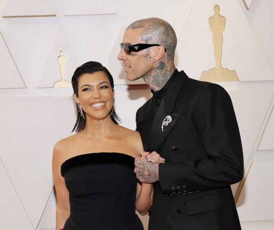 Кортни Кардашьян поздравила Трэвиса Баркера с днем рождения горячими снимками