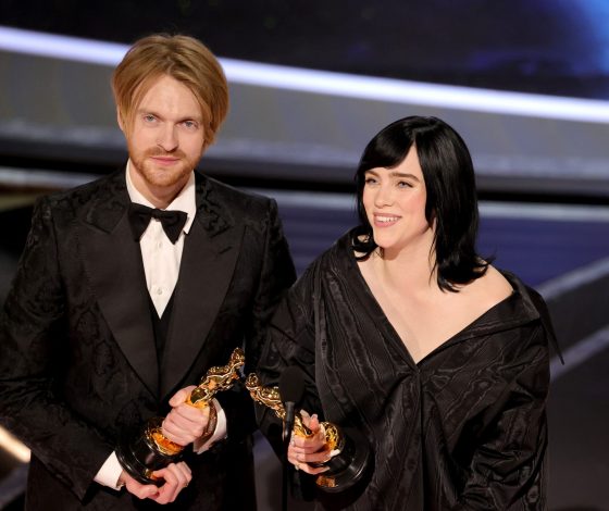 «Я хочу, чтобы моя сестра была счастлива»: брат Билли Айлиш снова отреагировал на критику ее нового романа