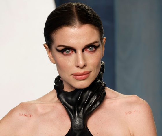 Самое эффектное платье с удушающей деталью Джулии Фокс на вечеринке Vanity Fair