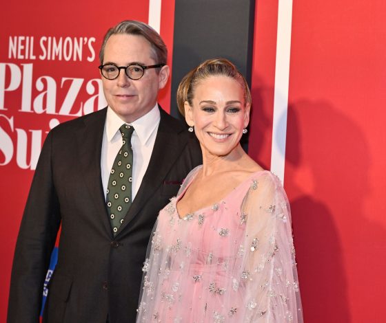 Сара Джессика Паркер в воздушном розовом платье вместе с мужем на премьере своей новой пьесы