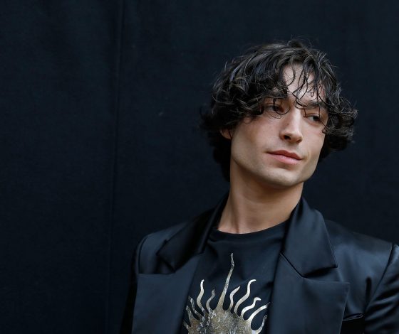 Эзру Миллера оправдали по делу о харассменте несовершеннолетней девочки