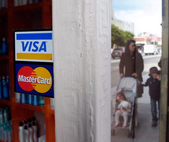 Visa и MasterCard приостанавливают деятельность в России