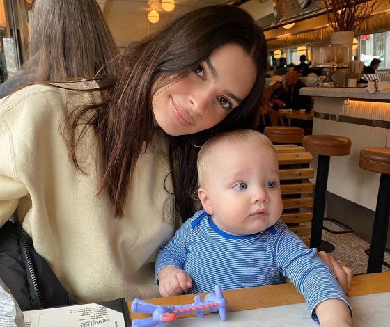 Эмили Ратаковски вызвала споры своим новым фото: она принимает ванну с годовалым сыном