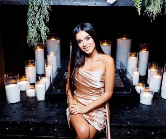 Ксения Бородина позирует в соблазнительном белье самого актуального цвета