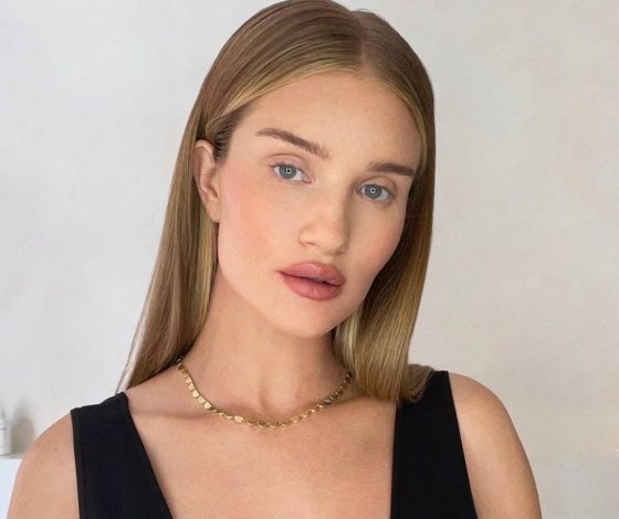 Одно лицо: Роузи Хантингтон-Уайтли поделилась милым фото с дочерью