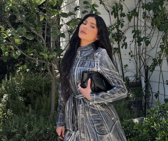 Как выглядит самый модный тренч этой весны? Показывает Кайли Дженнер