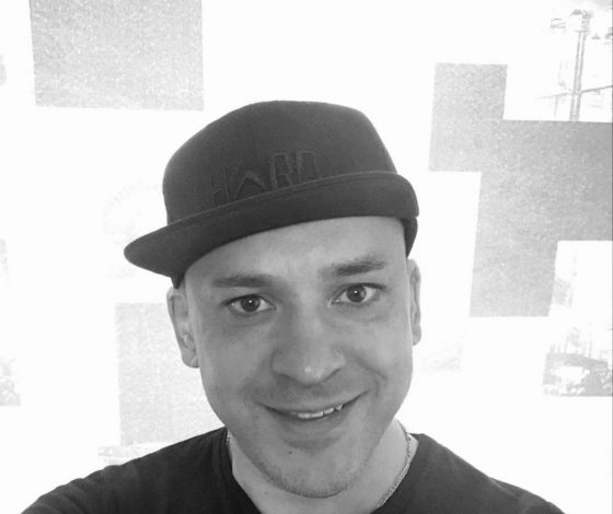 Умер солист группы «Отпетые мошенники» Том Хаос