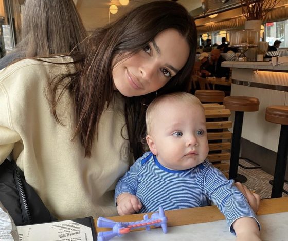 Фото дня: самый милый снимок Эмили Ратаковски с ребенком на отдыхе