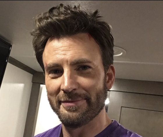 Крис Эванс сменил прическу для новой роли