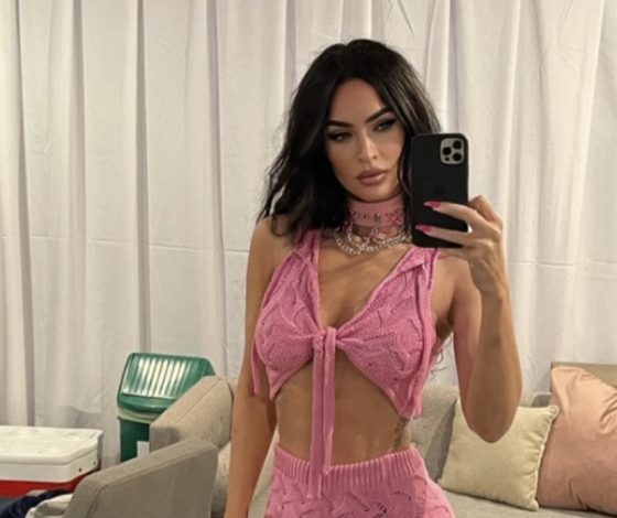 Вязаная мини-юбка и ботинки с шипами: Меган Фокс ломает стереотипы о подружках рокеров