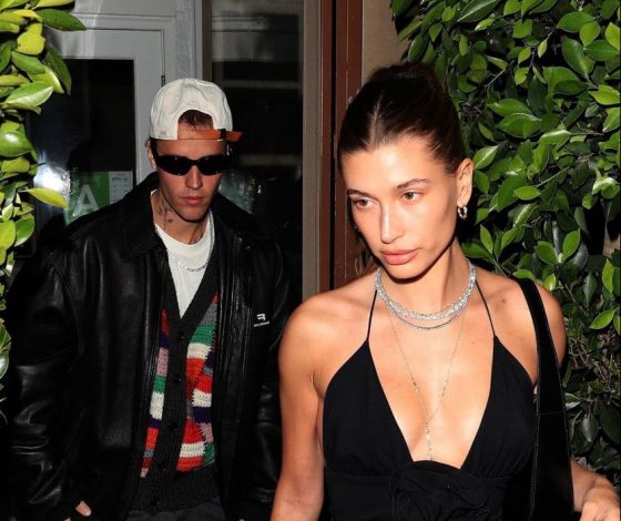 В платье с глубоким декольте и в высоких сапогах: первый выход Хейли Бибер после подозрения на инсульт