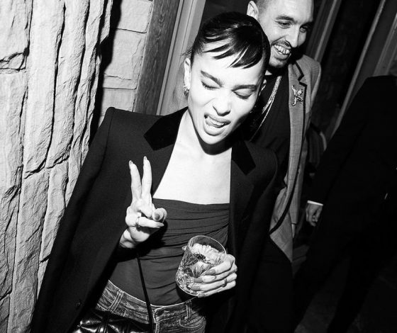 Базовый образ с горячим акцентом от Зои Кравиц на ужине Saint Laurent